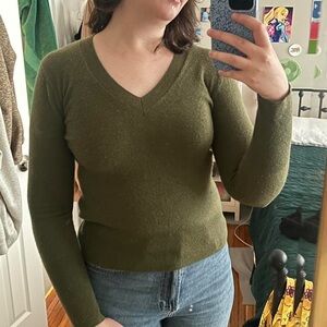 J.Crew | women's 100%cashmere / V-neck fitted sweater in olive green / Size XXS